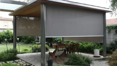 Pergola s roletami pro stínění venkovního prostoru