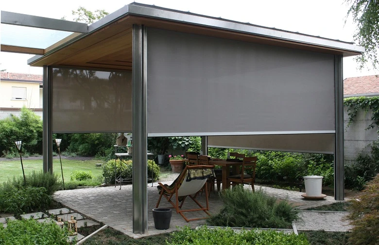 Pergola s roletami pro stínění venkovního prostoru
