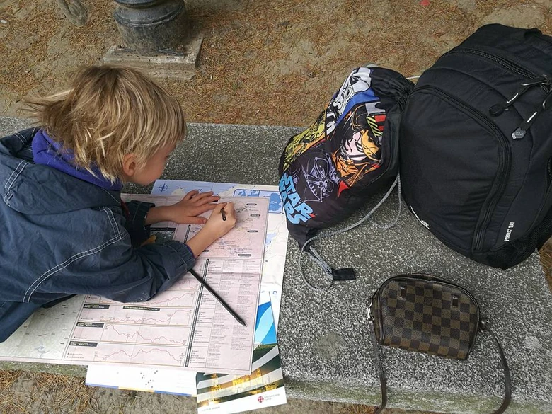 Dětský výlet na pouť s mapou a batohy