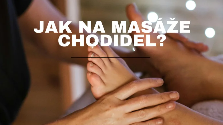 Masáž chodidel s důrazem na stimulaci reflexních bodů.