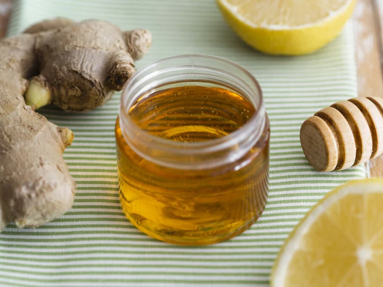 Medicinal přírodní antibiotika: med, zázvor a citron pro děti.