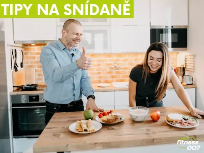 Muž dává palec nahoru při přípravy zdravé snídaně s ženou.