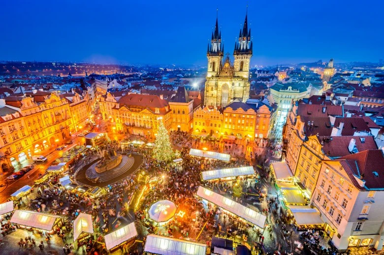 Vánoční trhy na Staroměstském náměstí v Praze za soumraku.