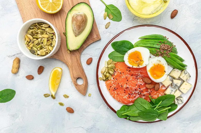 Salmon svařák se vejci, avokádem a zeleninou na talíři