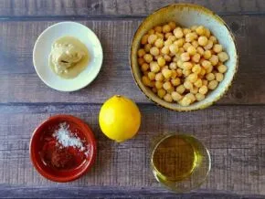Suroviny na přípravu hummusu: cizrna, citron, olivový olej.