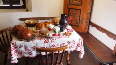 Tradiční easter stůl s chlebem a vejci na Velikonoce.