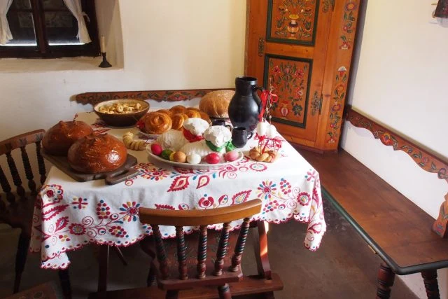 Tradiční easter stůl s chlebem a vejci na Velikonoce.
