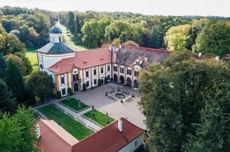 Pohled na historické zámek s parkem v pardubickém kraji.