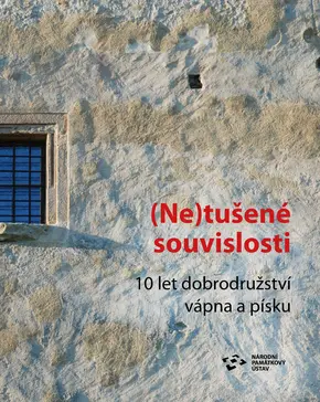 Textura omítky z vápna na fasádě starého domu s oknem.