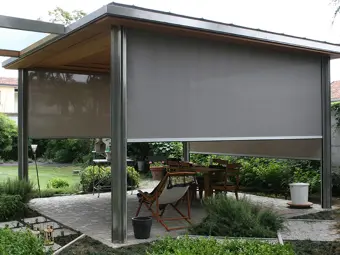 Moderní pergola s roletami pro stínění venkovního posezení.