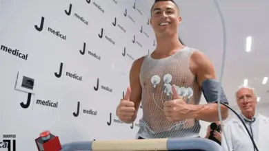 Sportovec se testuje na běžeckém pásu s monitorováním zdravotního stavu.