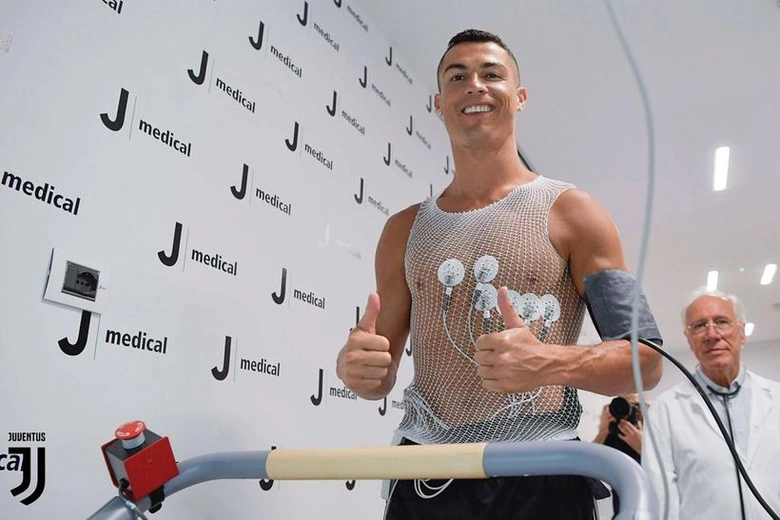 Sportovec se testuje na běžeckém pásu s monitorováním zdravotního stavu.