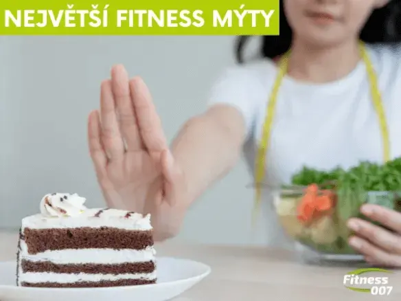 Žena odmítá dort ve prospěch salátu jako symbol zdravého životního stylu.