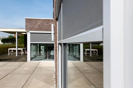 Moderní pergola s roletou na venkovním terase.